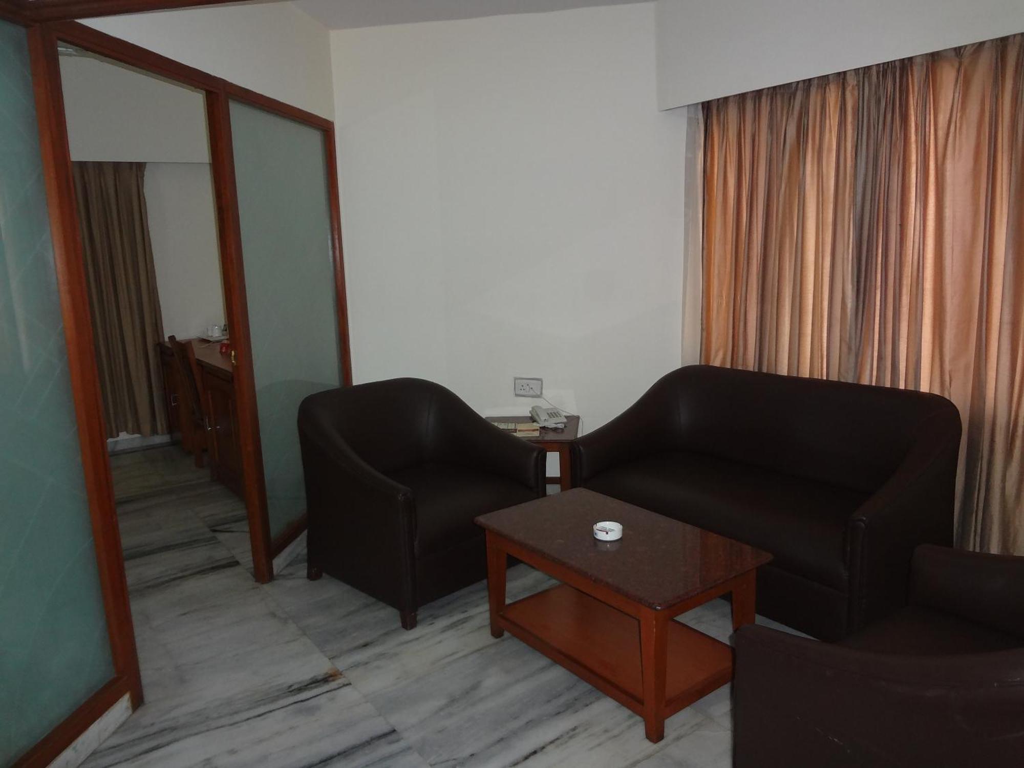 Daspalla Executive Court Visakhapatnam Exterior foto